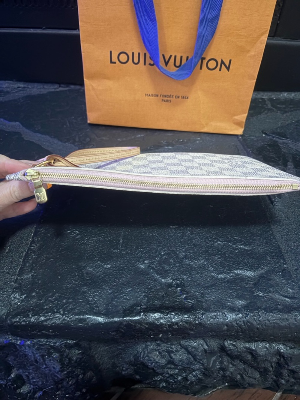 Authentic Louis Vuitton Damier
Azur Neverfull GM NM Rose Ballerina Pouchette - Picture 5 of 10